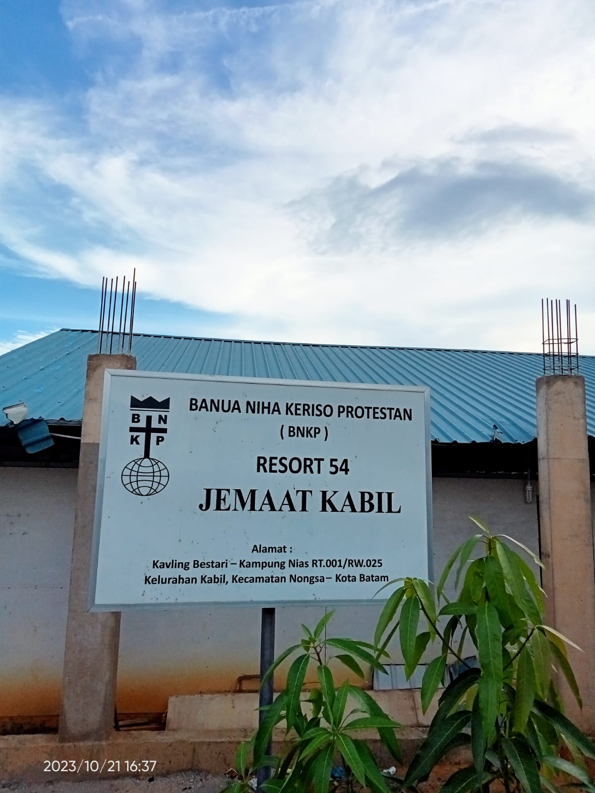 Teguh Gea Serahkan Bansos Pembangunan Gedung Gereja BNKP Kabil 