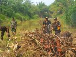 Kompak, Polres Ponorogo Bersama TNI dan Warga Bersihkan Sungai Cegah Banjir