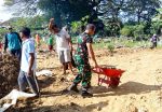 Bersama Warga Tlumbung, Babinsa Sumberrejo Bojonegoro Bersih-Bersih Area Makam