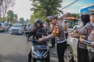Manisnya Tertib Berlalu Lintas, Sat Lantas Polres Jember Bagikan Coklat ke Pengendara Patuh