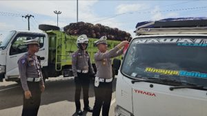 Sambut HUT RI Ke 80, Satlantas Polres Musi Rawas Bagikan1000 Bendera Merah Putih Ke Pengendara