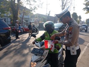 Merah Putih di Jalanan Jember: Satlantas Ajak Warga Gas Pol Nasionalisme!