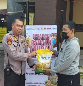 Polsek Pakal dan Bulog Gelar Gerakan Pangan Murah, 1 Ton Beras Ludes Terjual