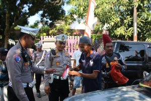 Polisi Gelorakan Semangat Nasionalisme Ratusan Bendera Merah Putih Dibagikan untuk Pengemudi di Bondowoso