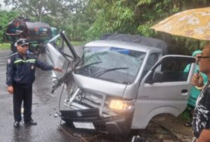 Siswi SMP Tewas dalam Kecelakaan Maut Angkot vs Truk Tangki