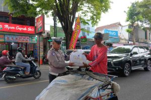 Polres Malang Berbagi Ratusan Paket Sembako Sambut Hari Lalu Lintas Bhayangkara ke-70 Thn.
