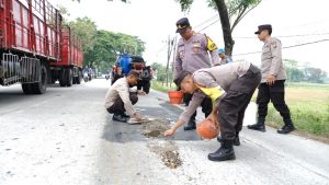 Polsek Plemahan Tambal Jalan Bogo – Kunjang, Bukti Polisi Peduli Warga