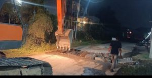 *PT Praba Mas Hill Turut Bantu DPU Kota Semarang Perbaiki Jalan di Gunungpati*  Semarang, 11 Oktober 2025 — Sebagai bentuk komitmen mendukung program perbaikan infrastruktur Pemerintah Kota Semarang, PT Praba Mas Hill melaksanakan kegiatan perbaikan dan peninggian jalan serta pemasangan u-ditch gorong-gorong di Jalan Ngisik Sari, Kelurahan Sadeng, Kecamatan Gunungpati, Kota Semarang.  Kegiatan perbaikan tersebut dimulai Sabtu malam (11/10/2025) pukul 22.00 WIB dan ditargetkan selesai pada Minggu pagi (12/10/2025). Perbaikan meliputi peninggian jalan serta pemasangan saluran air untuk meningkatkan sistem drainase di kawasan tersebut.  Langkah ini merupakan bagian dari komitmen PT Praba Mas Hill untuk turut serta membantu Dinas Pekerjaan Umum (DPU) Kota Semarang dalam menjaga kondisi infrastruktur jalan yang sering dilalui armada dump truck perusahaan dari lokasi kuari.  > “Kami akan memperbaiki sepanjang jalan yang dilewati oleh armada kami sebagai komitmen kepada DPU Kota Semarang dan dinas-dinas terkait, demi kenyamanan masyarakat pengguna jalan,” ujar Musa, perwakilan PT Praba Mas Hill, Sabtu (11/10/2025) malam.  Selain untuk mendukung kelancaran aktivitas transportasi material dari kuari, kegiatan ini juga bertujuan mengurangi dampak lalu lintas dan kerusakan jalan di wilayah Gunungpati.  Pihak perusahaan menyatakan siap bekerja sama dengan instansi terkait agar kegiatan operasional dan pemeliharaan jalan dapat berjalan selaras dengan kepentingan masyarakat.  Dengan adanya perbaikan ini, diharapkan akses Jalan Ngisik Sari dan sekitarnya menjadi lebih baik, aman, dan nyaman bagi pengguna jalan maupun warga sekitar.