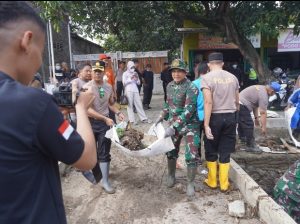 Pasca Banjir, Dandim Kendal bersama Forkopimda Turun Langsung dalam Aksi Bersih Sungai Kali Aji