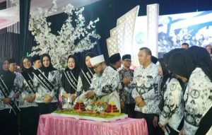 Gubernur Helmi Hasan Hadiri Puncak HGN dan HUT ke-80 PGRI di Kepahiang, Serahkan Apresiasi Rp1,1 Miliar untuk Guru