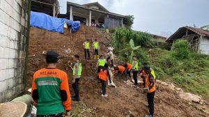 Sinergi Polres Temanggung dan Masyarakat Bersihkan Material Longsor Di Bulu, Contoh Nyata Dari Semangat Kebersamaan