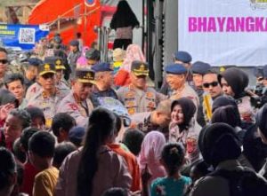 Kapolri Tinjau Posko Pengungsian di Aceh Tamiang, Salurkan Bantuan ke Korban Bencana