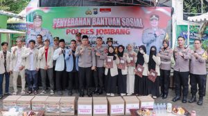 Keluarga Besar Polres Jombang Berikan Bantuan Sosial kepada Mahasiswa Asal Aceh, Sumut, dan Sumbar