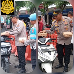 Kapolsek Krian Bersama Personel Polsek Krian Gelar Jumat Berkah, Bagikan 150 Nasi Kotak kepada Masyarakat