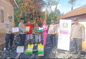 Polsek Jayaloka Polres Musi Rawas Salurkan Bantuan Kepada Korban Kebakaran di Kelurahan Marga Tunggal