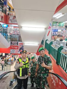 Kapolsek Krian Pimpin Patroli dan Monitoring Pusat Perbelanjaan Jelang Natal 2025 dan Tahun Baru 2026