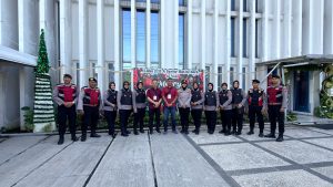 Humanis, Polwan Sidoarjo Bantu Lansia Ibadah Natal di Gereja