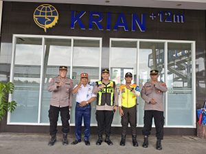 Kapolsek Krian Pimpin Pemantauan Sitkamtibmas di Stasiun KA Krian Pada  Libur Panjang Natal 2025 dan Tahun Baru 2026
