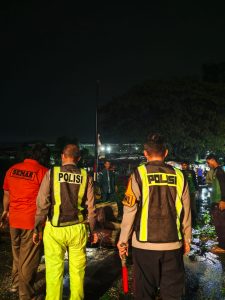 Respon Cepat Polsek Krian Tindak Lanjuti Kejadian Pohon Tumbang di Jalan Poros Kab. Sidoarjo – Kab. Gresik