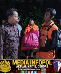 Bukan Sekadar Tinjauan: Dini Hari, Gus Fawait Turun ke Lokasi Banjir Jember Sambil Distribusikan Sembako