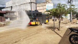 Water Cannon Disemprotkan di Jalan Lintas Aceh Selatan, Polri Minimalisir Debu Pasca Banjir