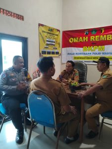 Bhabinkamtibmas Polsek Taman Bersama Omah Rembug Mediasi Permasalahan Warga Desa Tanjungsari Secara Kekeluargaan