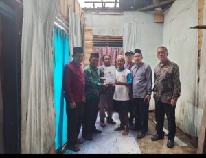 Rumah Roboh Dimakan Rayap, Tasrip Warga Pucung Terima Santunan BAZNAS Gresik