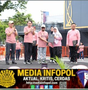 Kepala BKN ke Jember, Apresiasi Kebijakan Pengangkatan Ribuan PPPK  Diskominfo Jember – Pemerintah Kabupaten Jember kembali menegaskan posisinya sebagai daerah yang berani mengambil langkah strategis dalam pengelolaan Aparatur Sipil Negara (ASN). Komitmen tersebut tercermin dalam kegiatan olahraga bersama Kepala Badan Kepegawaian Negara (BKN) Republik Indonesia, Prof. Dr. Zudan Arif Fakrulloh, yang digelar di Alun-Alun Nusantara Jember, Jumat (9/1/2026).  Kehadiran Kepala BKN Pusat di Jember menjadi penanda penting sekaligus pengakuan nasional atas kebijakan progresif Pemkab Jember dalam memperjuangkan kepastian status pegawai, khususnya Pegawai Pemerintah dengan Perjanjian Kerja (PPPK) penuh waktu maupun paruh waktu. Jember tercatat sebagai kabupaten dengan jumlah pengangkatan P3K paruh waktu terbesar di Indonesia, mencapai sekitar 8.000 orang.  Bupati Jember, Gus Fawait, menyampaikan bahwa kunjungan Kepala BKN ke Jember merupakan bentuk apresiasi sekaligus penguatan komitmen bersama antara pemerintah pusat dan daerah. “Alhamdulillah hari ini kita kedatangan tamu Kepala BKN Pusat. Beliau datang ke Jember sebagai bentuk komitmen dan apresiasi karena Jember hari ini memperjuangkan nasib PPPK dan PPPK paruh waktu terbesar di Indonesia,” ujar Gus Fawait.  Ia mengakui bahwa pengangkatan ribuan PPPK berdampak signifikan terhadap kondisi fiskal daerah. Namun demikian, Pemerintah Kabupaten Jember bersama DPRD sepakat bahwa kejelasan status pegawai yang telah mengabdi selama bertahun-tahun bahkan puluhan tahun adalah bentuk penghormatan terhadap pengabdian.  Gus Fawait juga menegaskan kebijakan Pemkab Jember yang tetap mempertahankan Tambahan Penghasilan Pegawai (TPP) dalam APBD Tahun Anggaran 2026. “Di saat pemerintah provinsi dan banyak kabupaten/kota lain melakukan penyesuaian bahkan pemotongan TPP, Jember memilih mempertahankan TPP. Ini berarti secara rasio APBD, Jember justru melakukan penguatan kesejahteraan ASN,” jelasnya.  Kebijakan tersebut telah mendapatkan persetujuan DPRD Jember dan diambil sebagai langkah strategis untuk menjaga motivasi, integritas, serta kualitas pelayanan publik. “Sebagai bentuk komitmen, insya Allah ASN Jember akan memberikan pelayanan terbaik untuk masyarakat,” imbuh Gus Fawait.  Sementara itu, Kepala BKN RI Prof. Dr. Zudan Arif Fakrulloh memberikan apresiasi tinggi atas keberanian dan konsistensi Pemerintah Kabupaten Jember dalam memperjuangkan ASN dan P3K. “Pengangkatan PPPK penuh waktu dan paruh waktu di Jember berjalan sangat baik. Delapan ribu PPPK paruh waktu itu angka yang sangat besar, salah satu yang terbesar di Indonesia,” ujar Prof. Zudan.  Ia menilai kebijakan Jember sebagai contoh konkret keberpihakan pemerintah daerah terhadap pengabdian pegawai, sekaligus bukti keseriusan kepala daerah dalam membangun birokrasi yang manusiawi. “Ini adalah wujud perjuangan luar biasa. Maka mari kita bantu Bupati dan Wakil Bupati Jember dengan cara meningkatkan kinerja, meningkatkan pendapatan daerah, dan memberikan pelayanan terbaik kepada masyarakat,” katanya.  Kegiatan olahraga bersama ini menjadi lebih dari sekadar agenda kebersamaan. Ia menjelma sebagai simbol kuat sinergi antara pemerintah pusat dan daerah dalam membangun sistem kepegawaian yang berkeadilan, berkelanjutan, dan berpihak pada pengabdian. Melalui pengangkatan PPPK terbesar secara nasional, kebijakan mempertahankan TPP, serta penataan administrasi kepegawaian, Kabupaten Jember menegaskan diri sebagai daerah yang berani mengambil risiko fiskal demi kepastian status, martabat, dan masa depan para ASN.