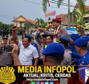 Momen Haru Perpisahan Kapolresta Banyuwangi, Kombes Pol Rama: Terima Kasih Masyarakat Osing