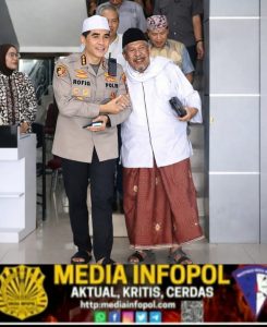 Humanis dan Penuh Takzim, Kapolresta Banyuwangi Tuntun KH. Ikrom Hasan