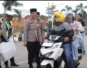 Berbagi di Bulan Suci Ramadhan, Kapolres dan Wakapolres Musi Rawas Bagi Takjil Kepada Pengguna Jalan