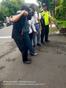 Kecelakaan Kembali Terjadi di Depan SMAN 2 Jombang, Korban Alami Luka Lecet dan Nyeri Tulang Ekor