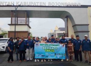 Insan Pers Peduli, AWPI DPC Bojonegoro Bagi Takjil dan Hangatkan Ramadhan