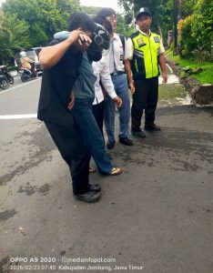 Kecelakaan Kembali Terjadi di Depan SMAN 2 Jombang, Korban Alami Luka Lecet dan Nyeri Tulang Ekor