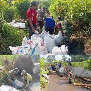 Babinsa Koramil 02/Pesantren Dim 0809 Kediri Sertu Mulyono Pimpin Aksi Bersih-Bersih Sungai Pulerejo, Bersama Warga Kompak Perbaiki Tanggul.