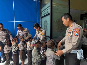 Polisi Sahabat Anak : Polresta Sidoarjo Edukasi Tertib Lalu Lintas Sejak Dini