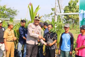 Kapolres Kendal Bersama Warga Tanam 700 Bibit Pohon di Tunggulsari, Perkuat Kelestarian Lingkungan
