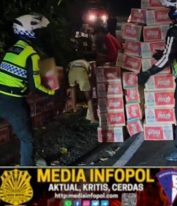 Langkah Cepat Menghindari kemacetan Satlantas polres Jember mengevakuasi Truk Terperosok Di Jalan Raya Gumitir