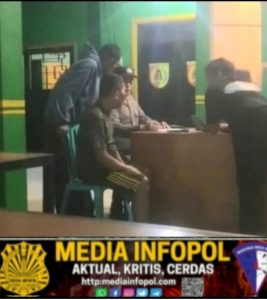Warga Berbondong Bondong Mendatangi Rumah Sepasang Pria dan Wanita Diamankan Warga ke Balai Desa Balung Kulon