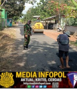 Sinergi TNI dan Warga, Babinsa Kedunggebang Gotong Royong Monitor Perbaikan Jalan Desa