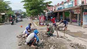 Cegah Laka, Sertu Tri Rosadi Bersama Warga Kebonduren Gotong Royong Perbaiki Jalan