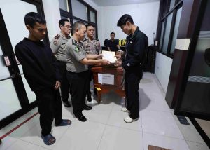 Tim DVI Polda Jatim Serahkan Dua Jenazah Korban KM Mutiara Sentosa II kepada Keluarga