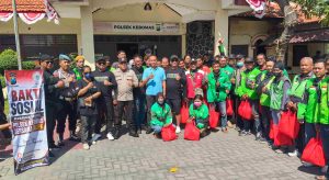 Senyum Ojol Gresik Saat Dapat BBM Gratis, Polsek Kebomas dan YALPK Group Gelar Bakti Sosial