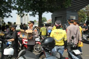 Polwan Polres Kediri Kota Tunjukkan Sisi Humanis, Bagikan Snack dan Air Mineral kepada Peserta Aksi GARDA