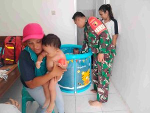 Inovasi Tekan Stunting, Babinsa Posramil Kepanjenkidul Dampingi Terapi Renang Balita Di Posyandu Sartika II