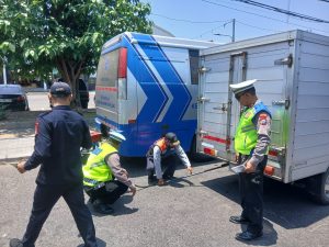 Polres Pelabuhan Tanjung Perak Tingkatkan Kepatuhan dan Tekan Polusi melalui Operasi Gabungan