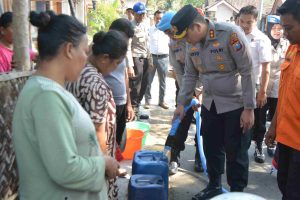 Polres Bondowoso Distribusikan Air Bersih Bantu Warga Taman Krocok Hadapi Kemarau Panjang