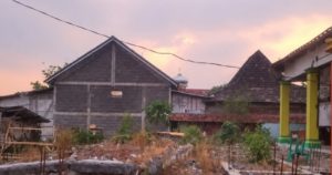 Kantor Desa Tanahlandean Dibongkar, Anggaran Pembangunan Belum Masuk Rekening: Siapa Bertanggung Jawab?