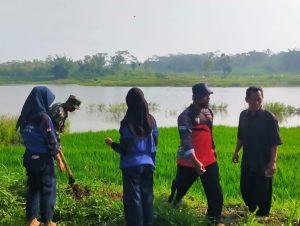Telaga Mojorejo Makin Asri, Babinsa Bersama Komunitas Dan Pelajar Gelar Aksi Penghijauan