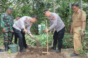 Aksi Ecology Policing Polres Trenggalek Selamatkan Sumber Mata Air Atasi Kekeringan